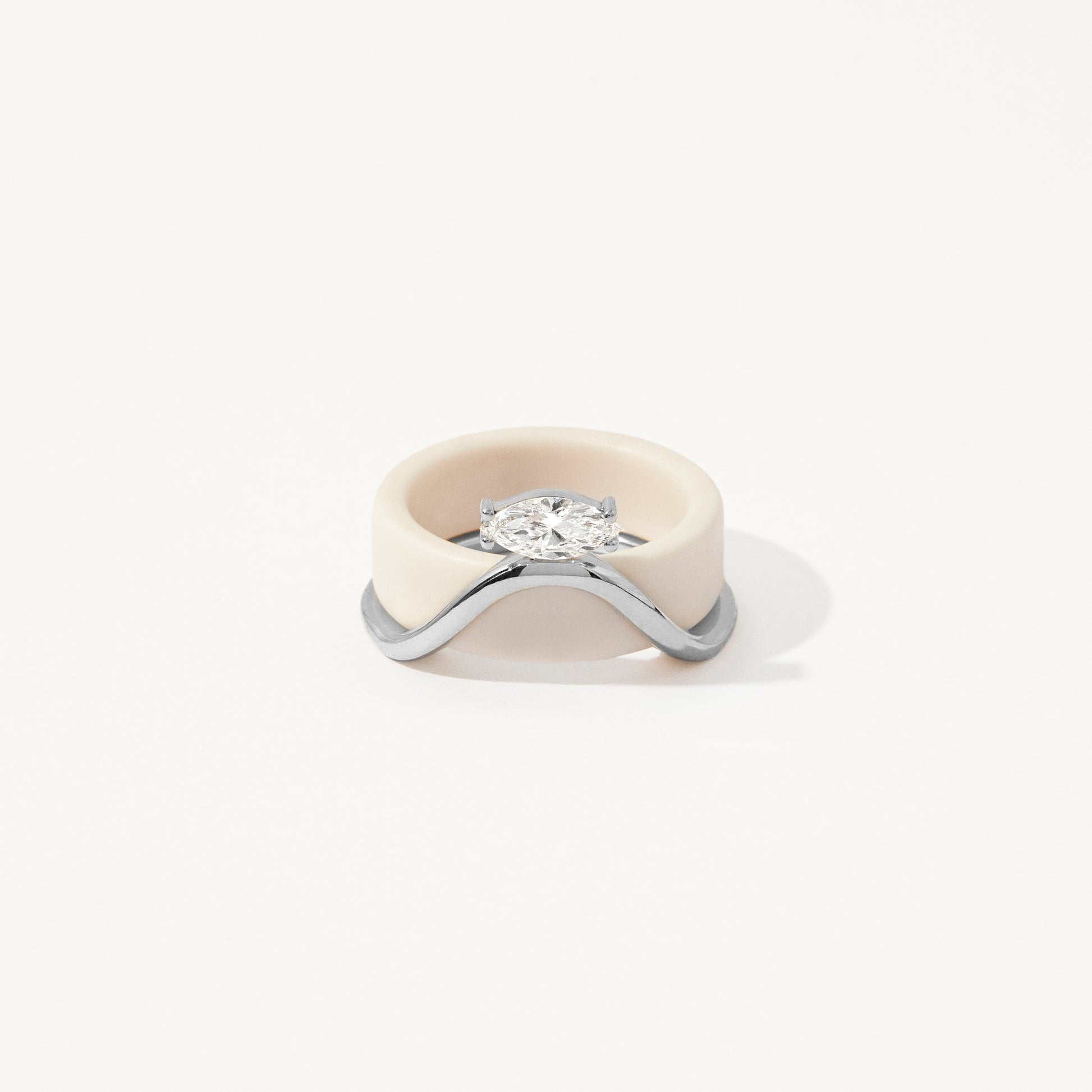 Oura Ring Jacket Wave Solitário Ouro Branco