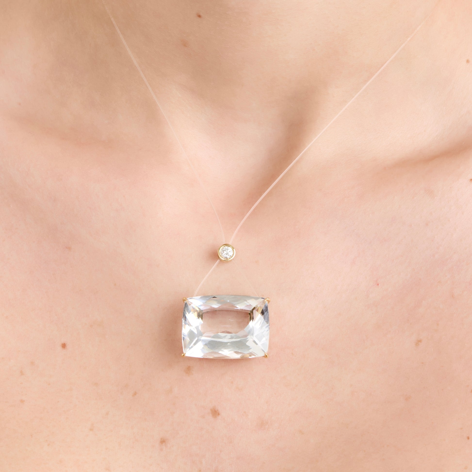 Colar Cushion Tie Ouro Branco