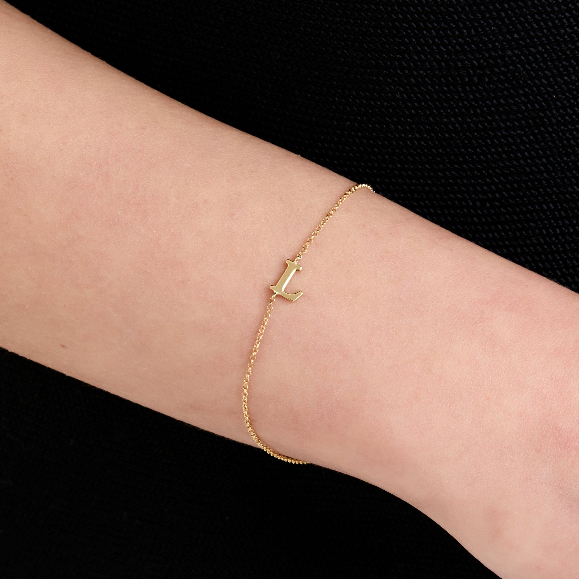 Pulseira Inicial Serifa Ouro Branco