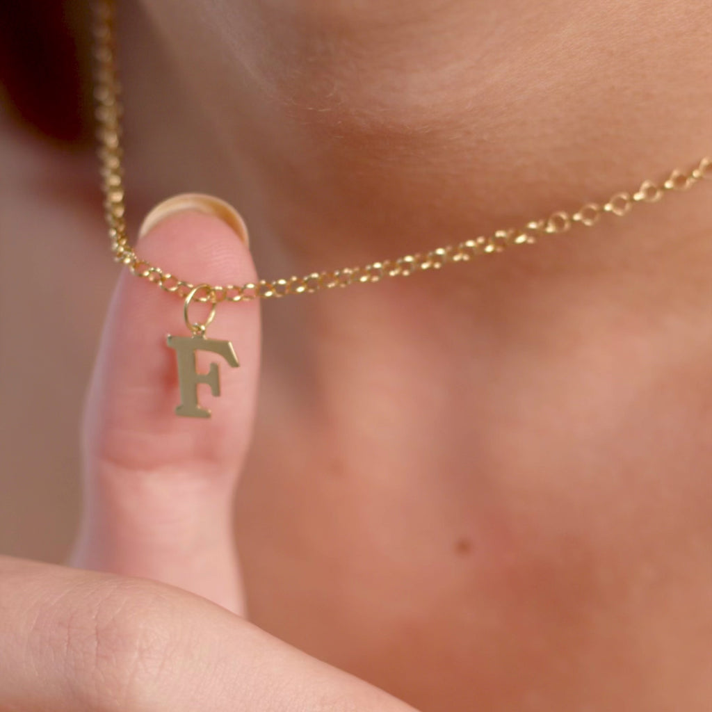 Pingente Inicial Serifa Ouro Branco