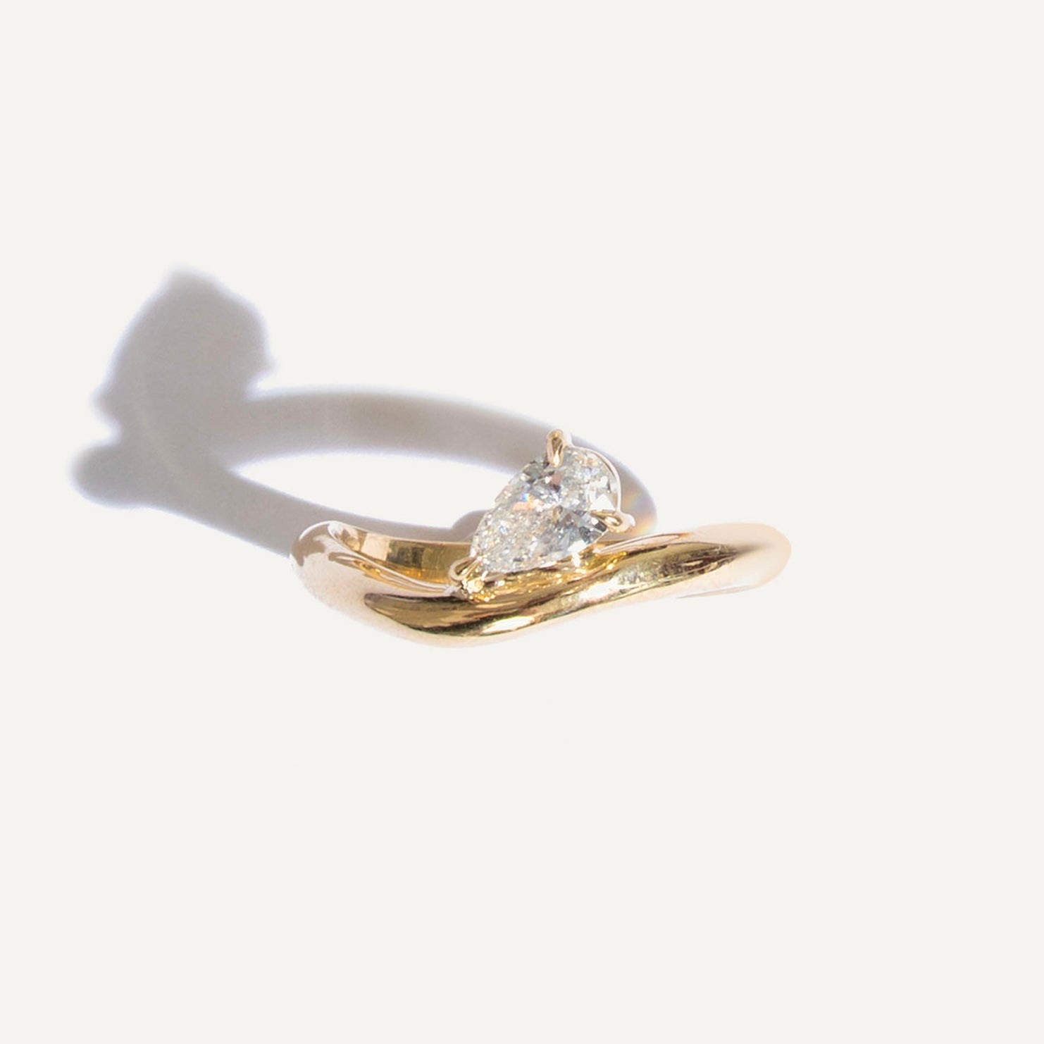Anel Wave Diamante 0,30ct Ouro Amarelo
